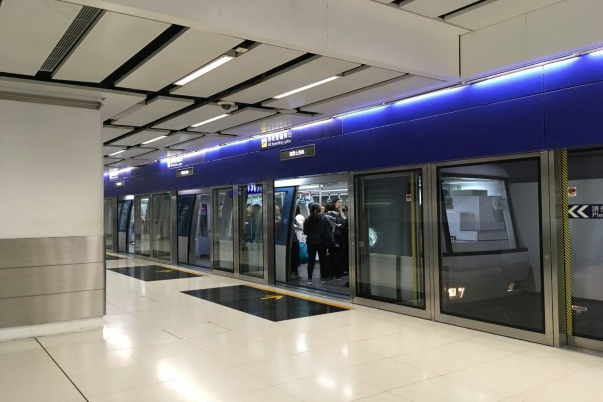 Tàu điện ngầm kết nối nhà ga T1 với sảnh giữa 